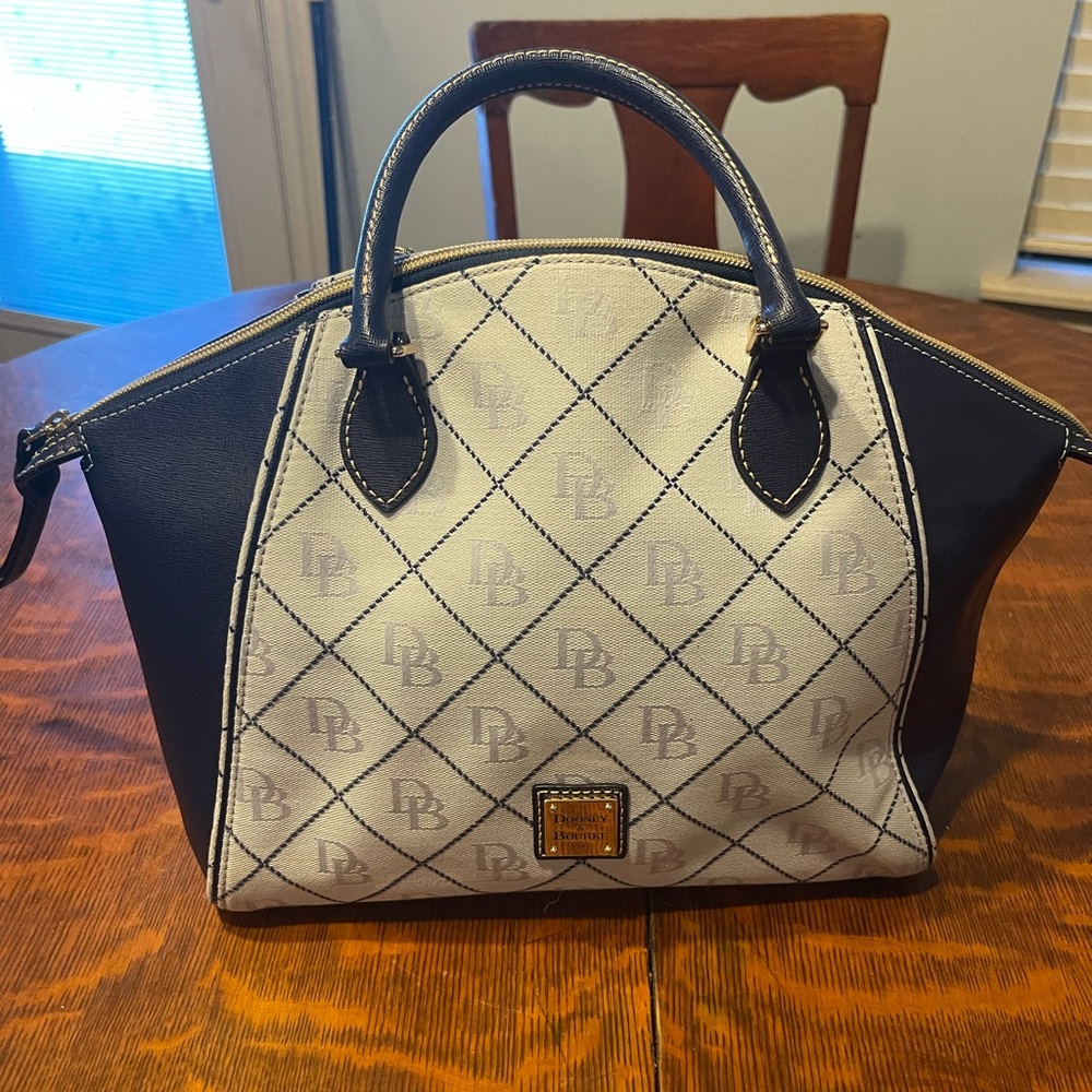 🌺🌺Dooney & Bourke Sydney Signature Satchel